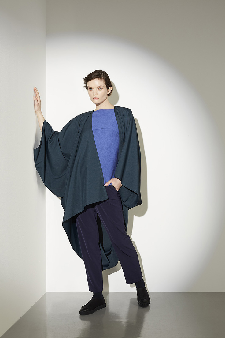 SEAMLESS COAT