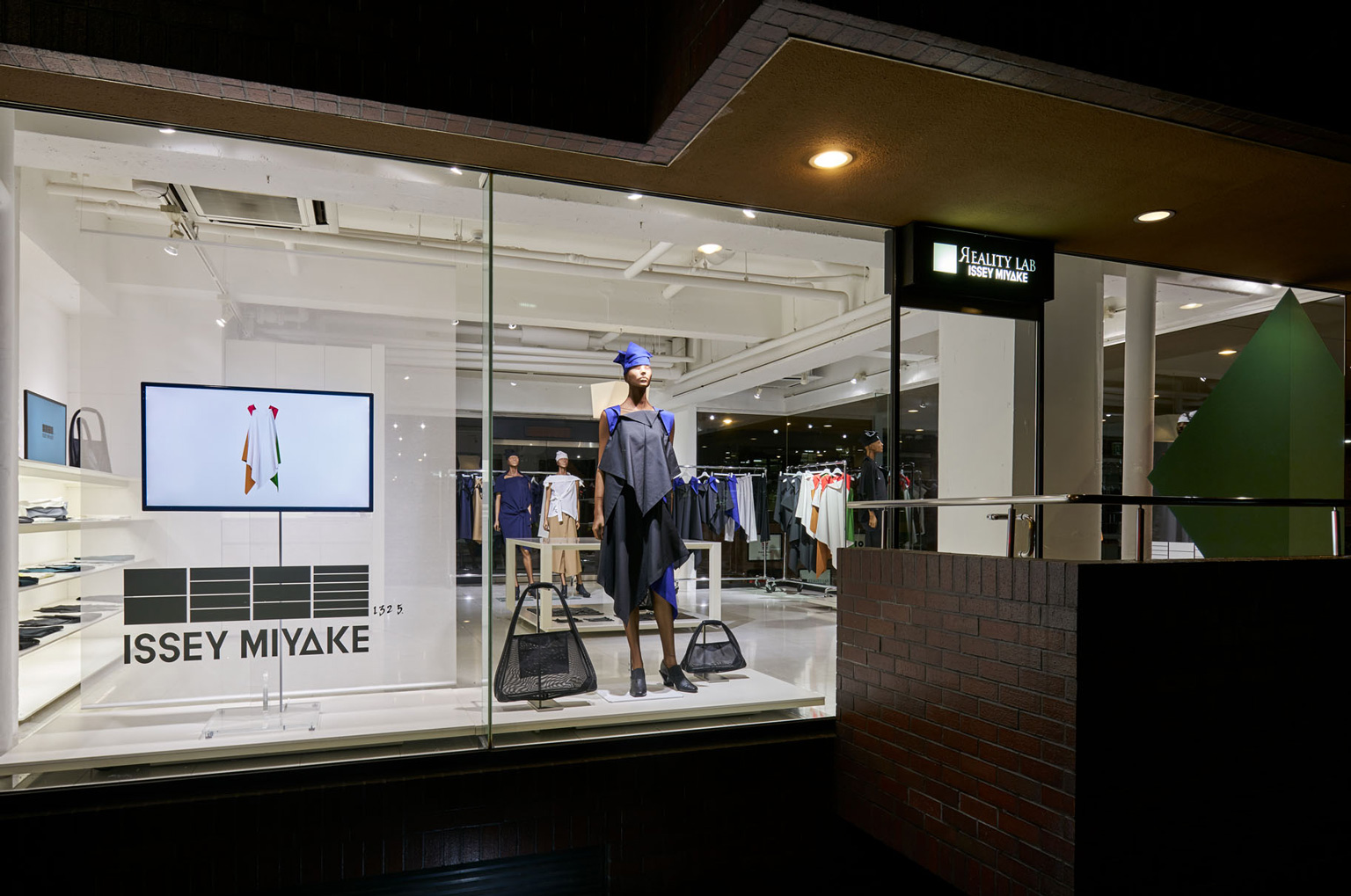 132 5. ISSEY MIYAKE