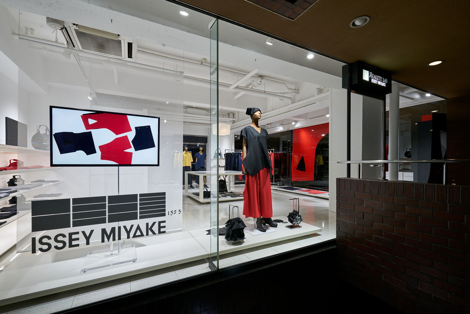 FLAT WOOL REALITY LAB. ISSEY MIYAKE