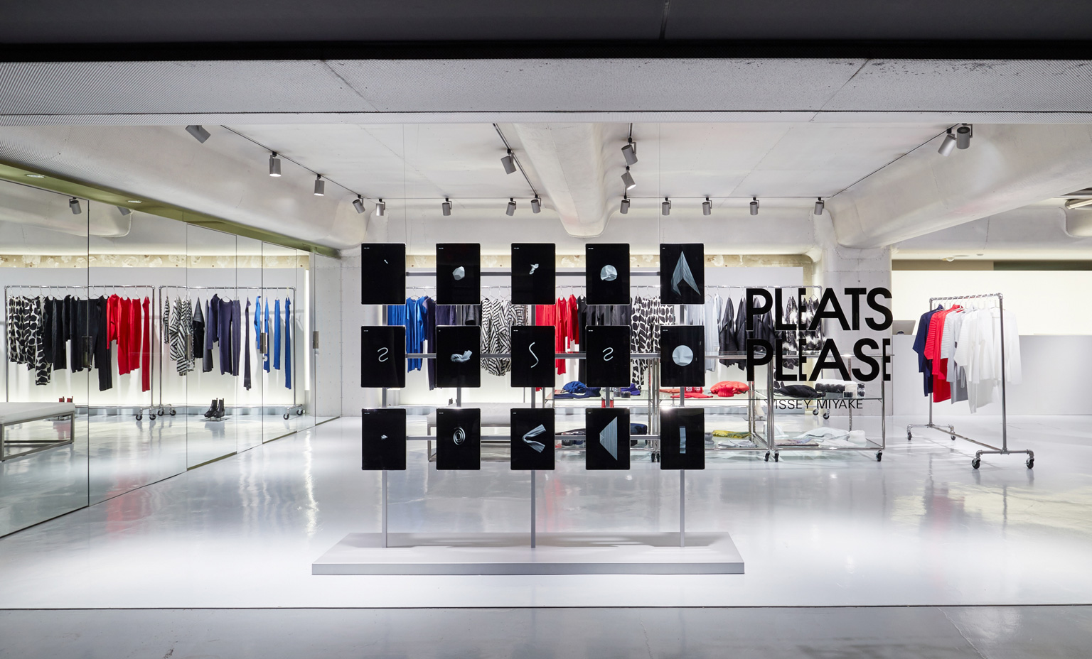 PLEATS PLEASE ISSEY MIYAKE / AOYAMA