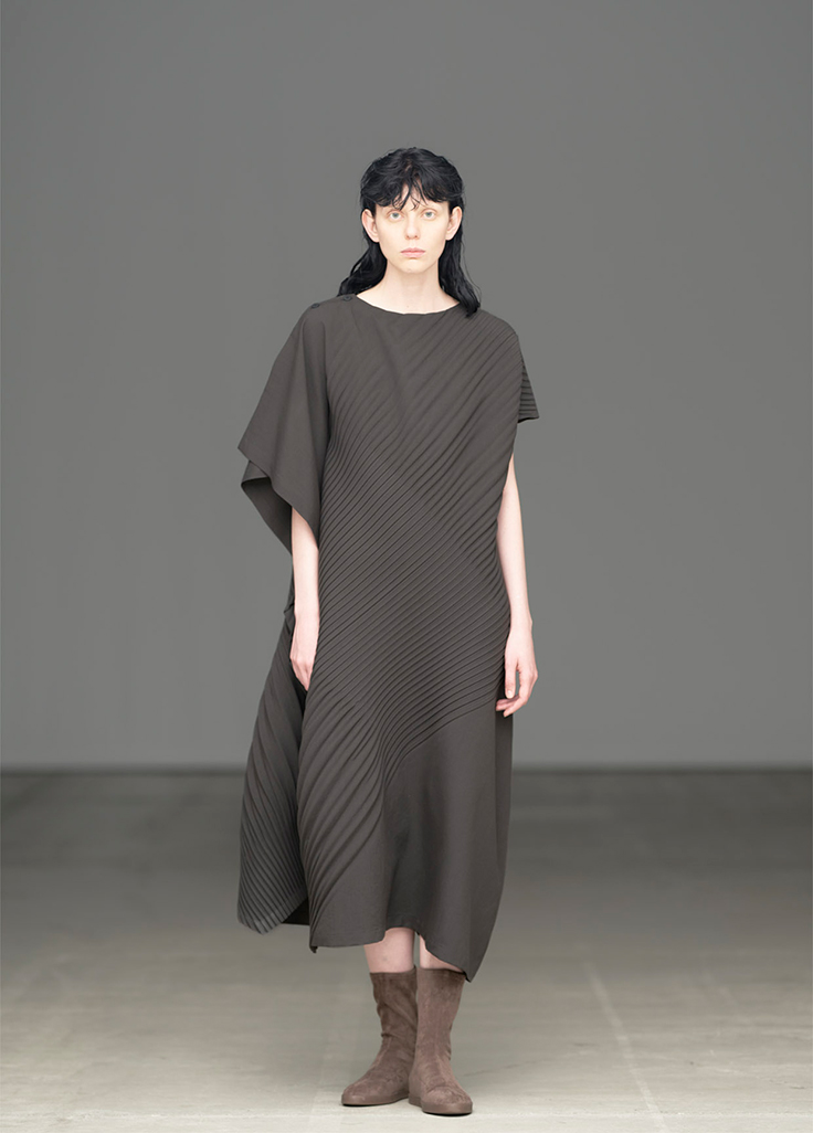 SLANT PLEATS
