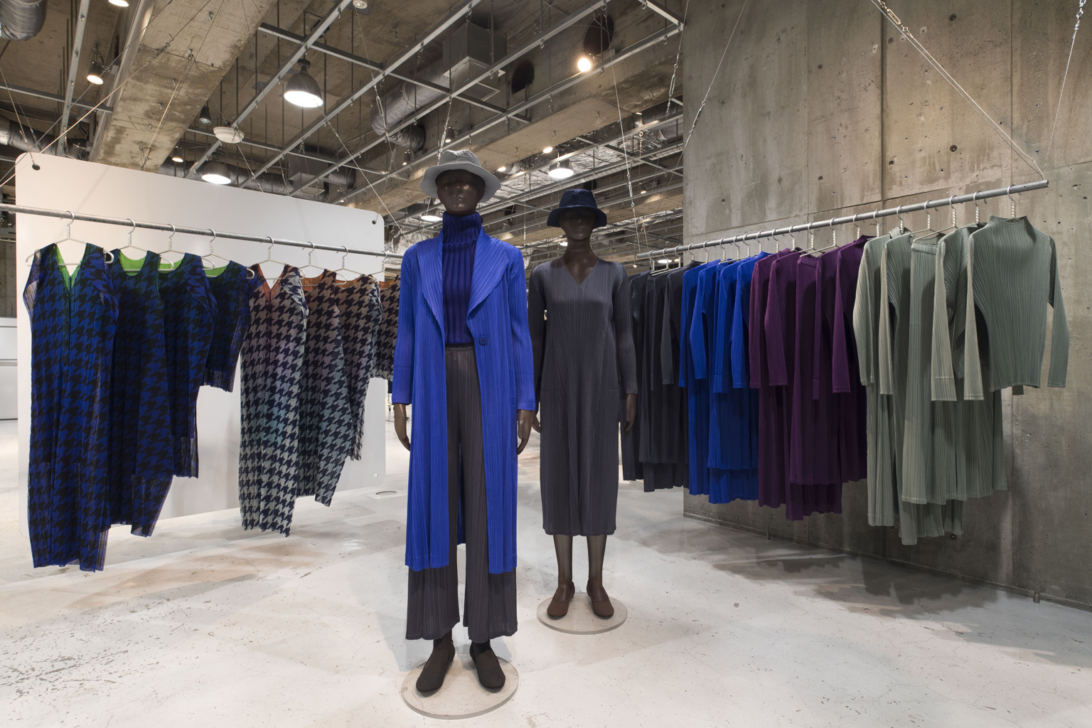 PLEATS PLEASE ISSEY MIYAKE