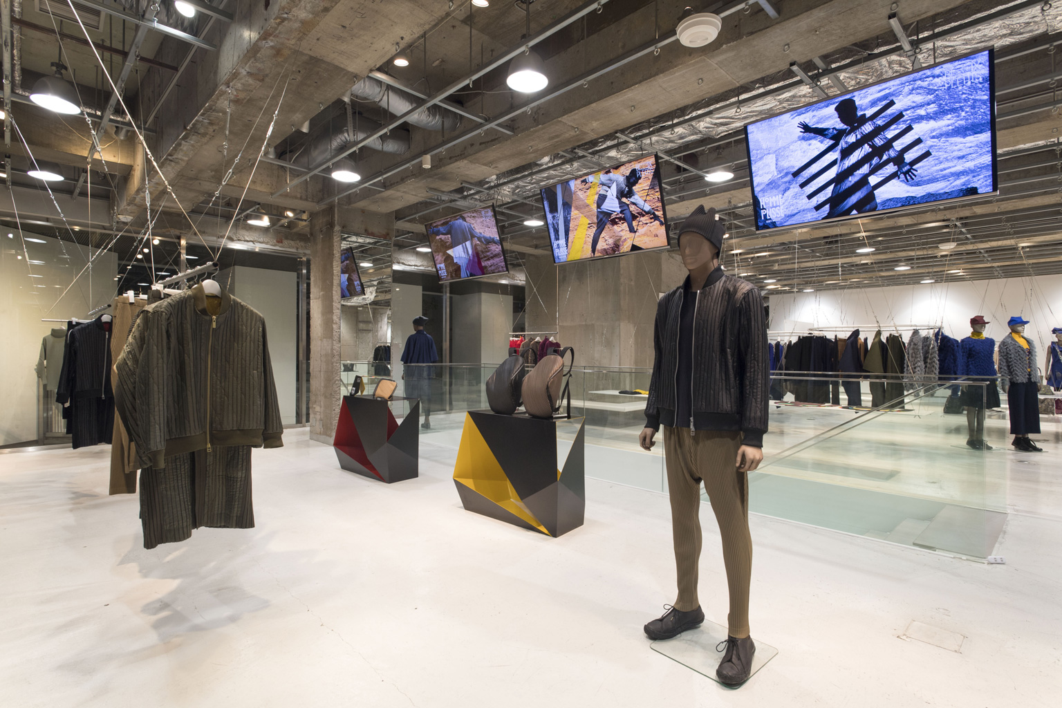 HOMME PLISSÉ ISSEY MIYAKE