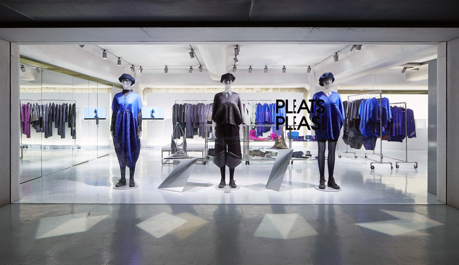 PLEATS PLEASE ISSEY MIYAKE / AOYAMA