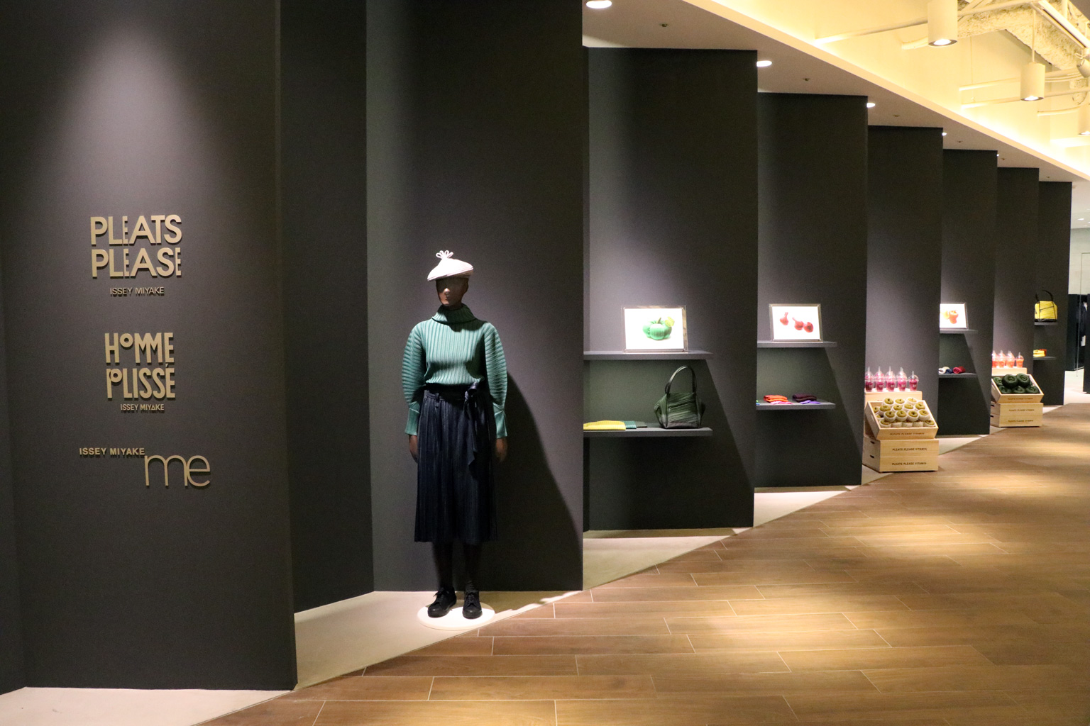 PLEATS PLEASE ISSEY MIYAKE