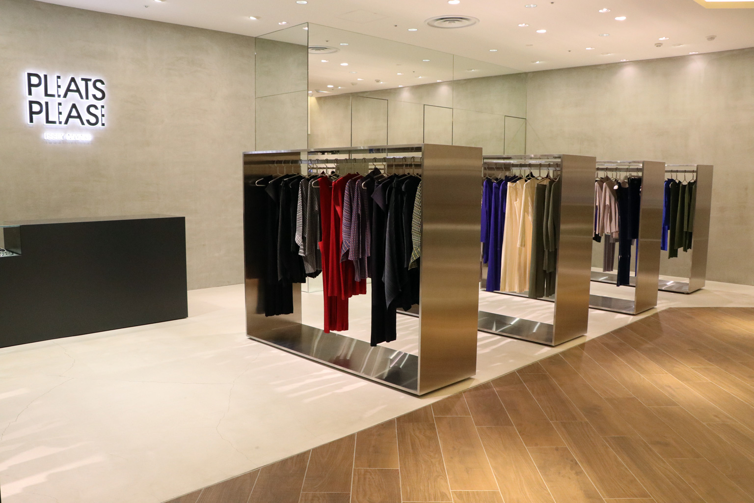 PLEATS PLEASE ISSEY MIYAKE