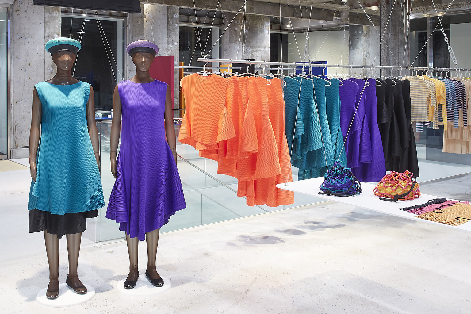 PLEATS PLEASE ISSEY MIYAKE
