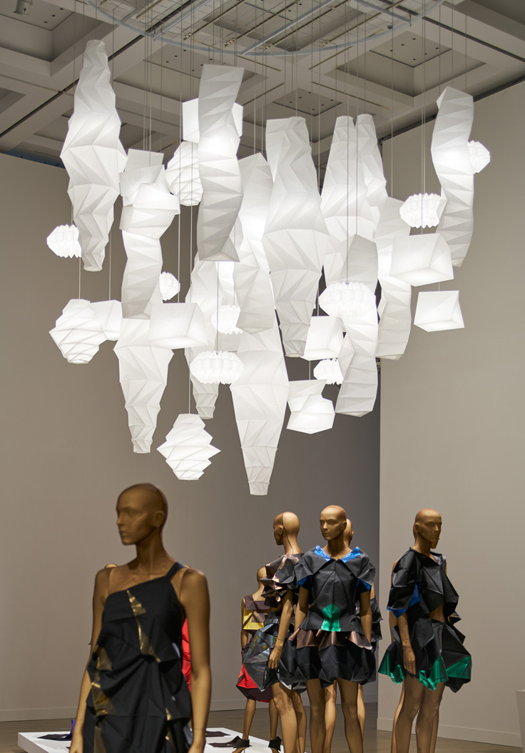 「MIYAKE ISSEY展: 三宅一生の仕事」にて陰翳 IN-EI ISSEY MIYAKEが展示