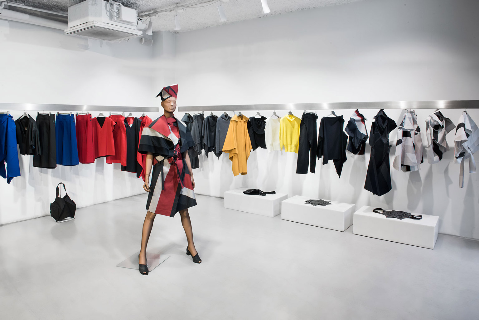 132 5. ISSEY MIYAKE