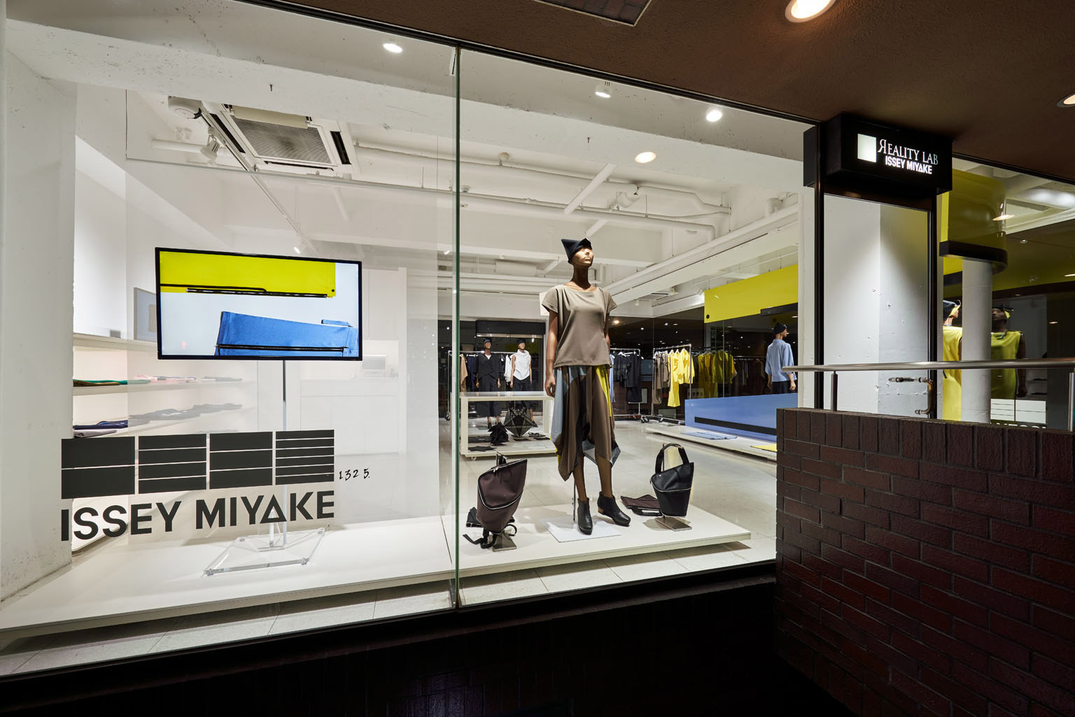132 5. ISSEY MIYAKE