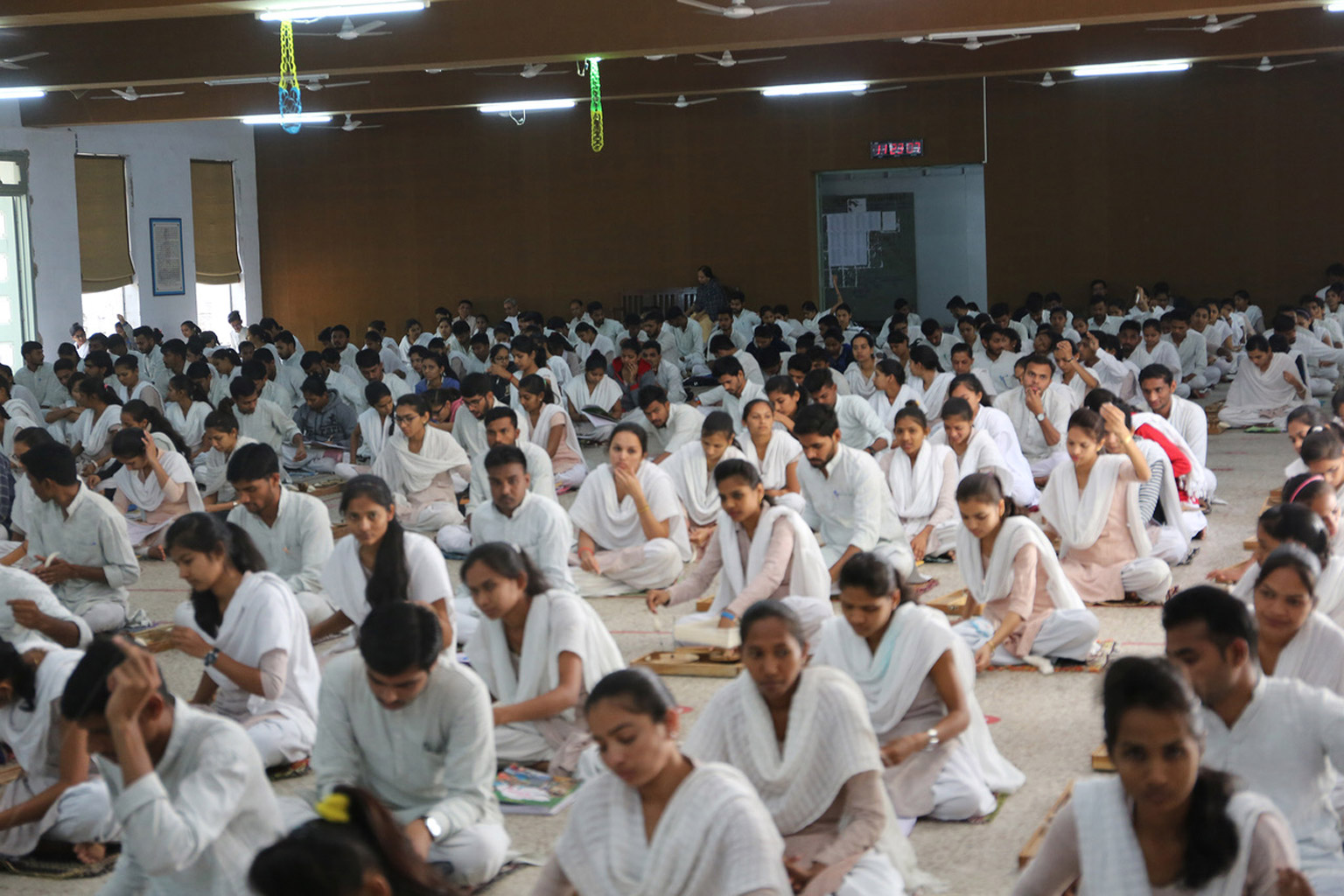 Gujarat Vidyapithの学生による瞑想とカディの糸を紡ぐ時間(撮影:岡本憲昭)