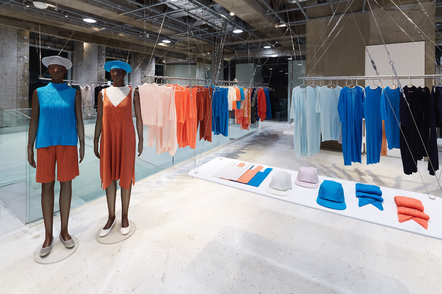 PLEATS PLEASE ISSEY MIYAKE