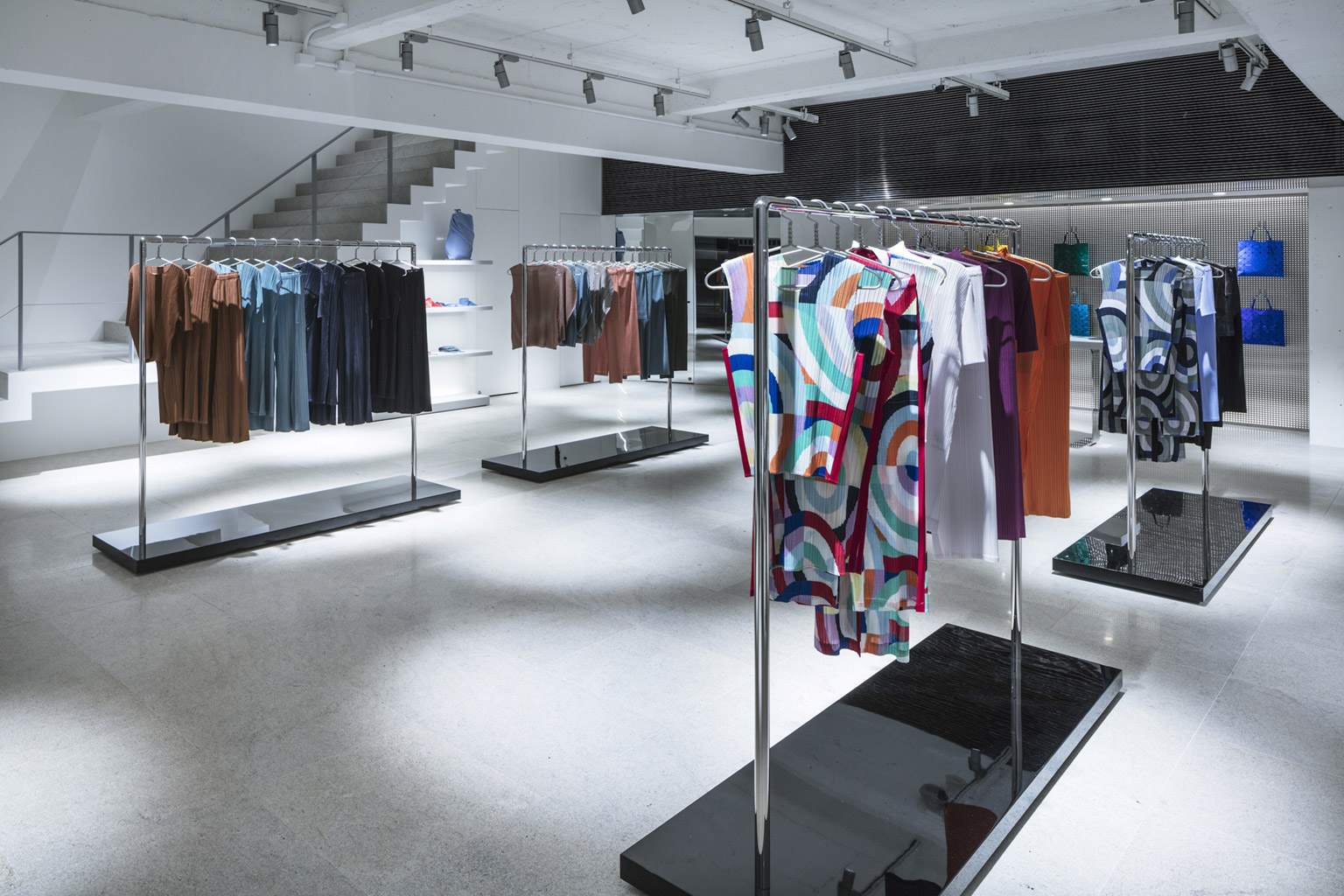 PLEATS PLEASE ISSEY MIYAKE