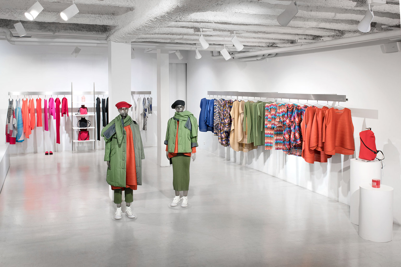 PLEATS PLEASE ISSEY MIYAKE