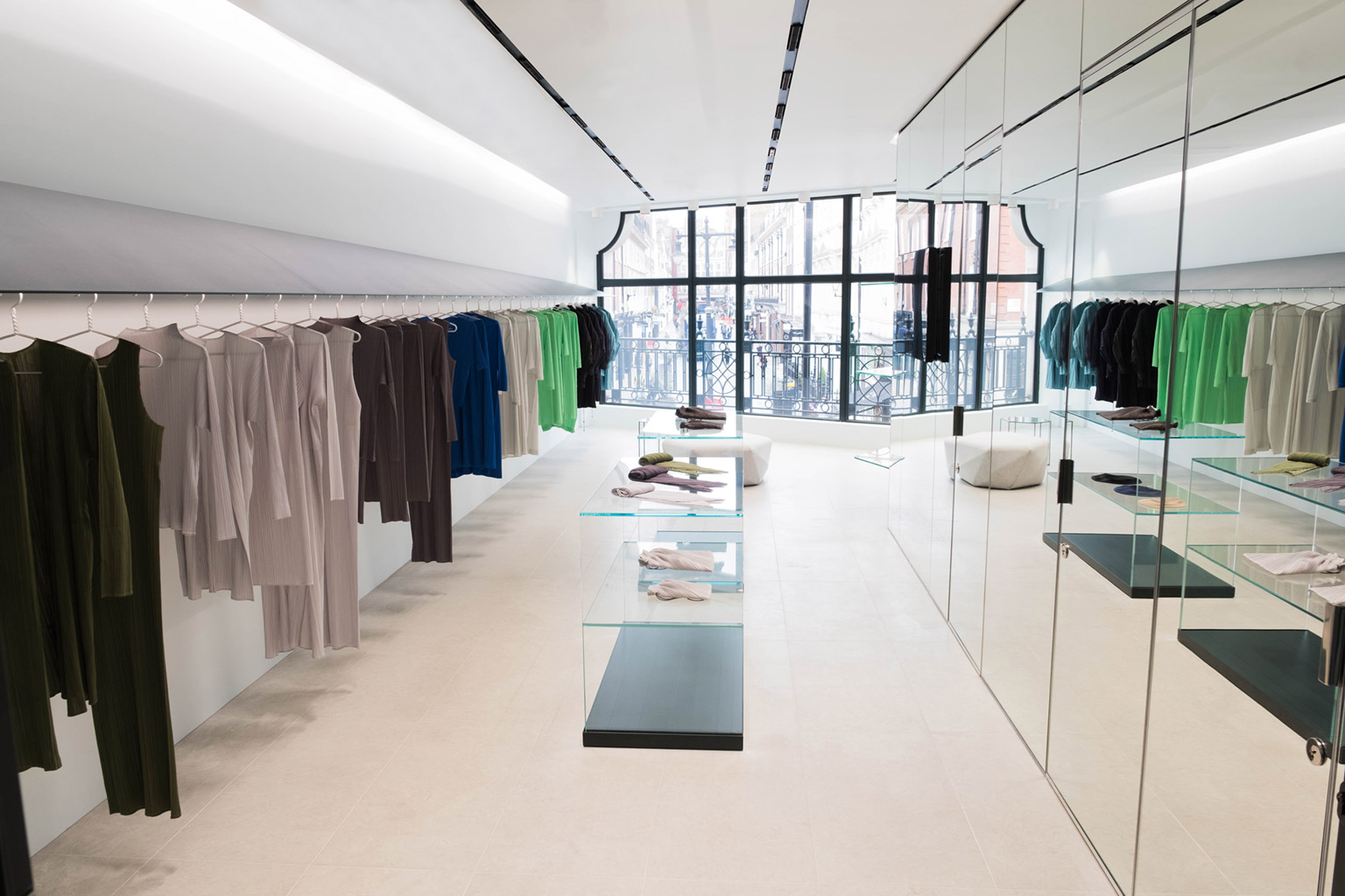 PLEATS PLEASE ISSEY MIYAKE