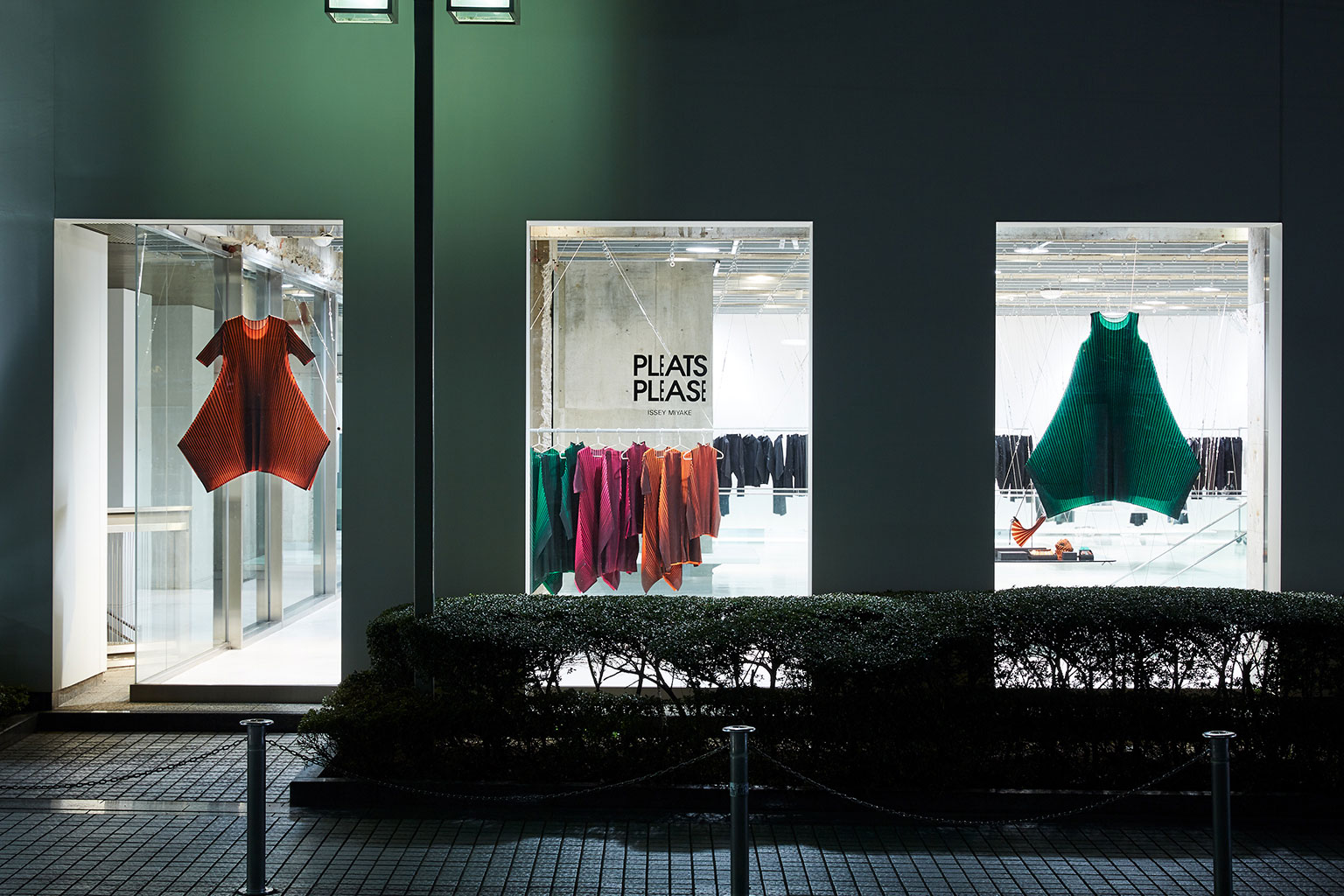 PLEATS PLEASE ISSEY MIYAKE