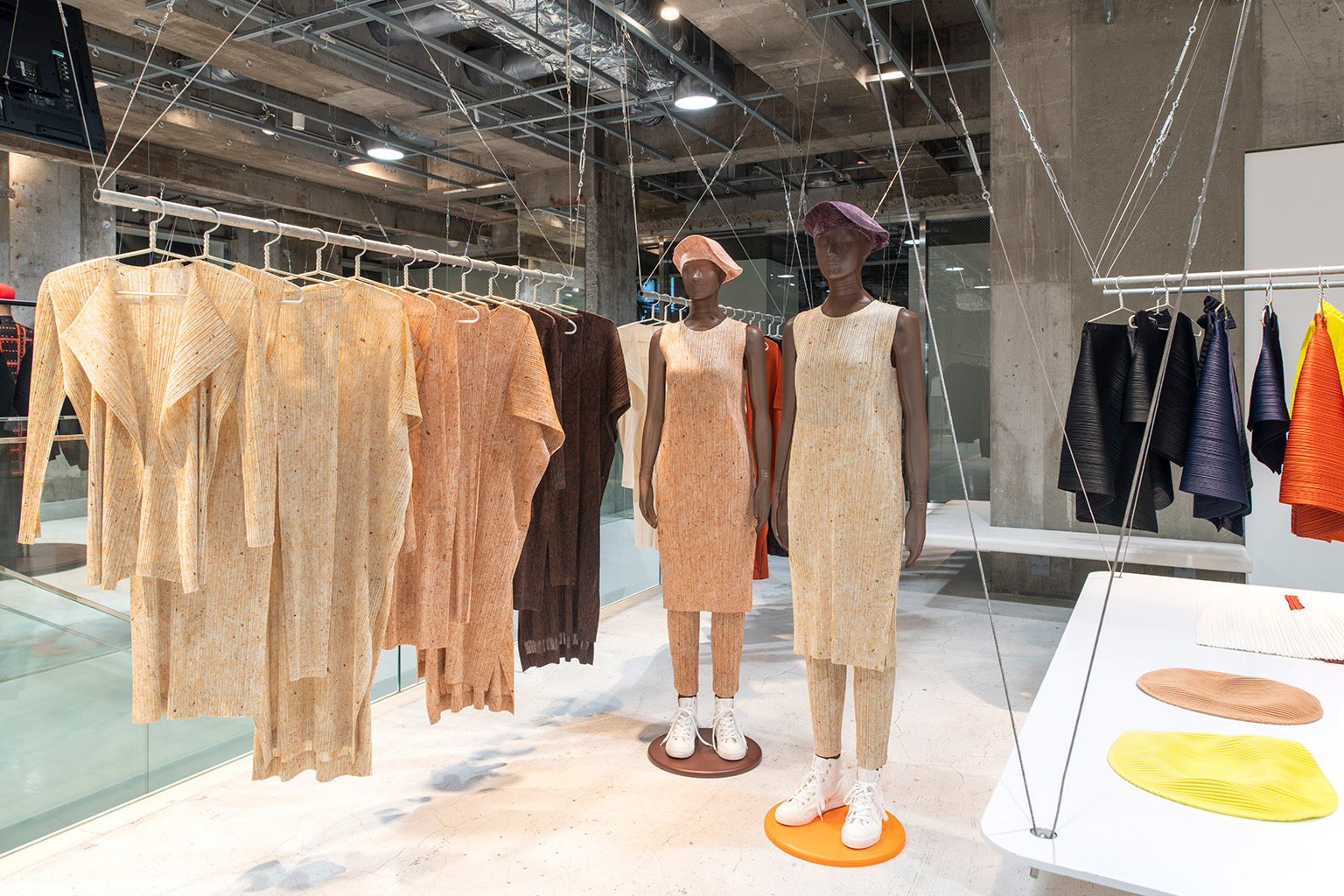 PLEATS PLEASE ISSEY MIYAKE